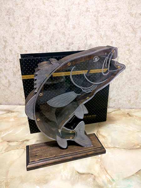 Копилка из комбинации дерева и оргстекла в виде рыбы