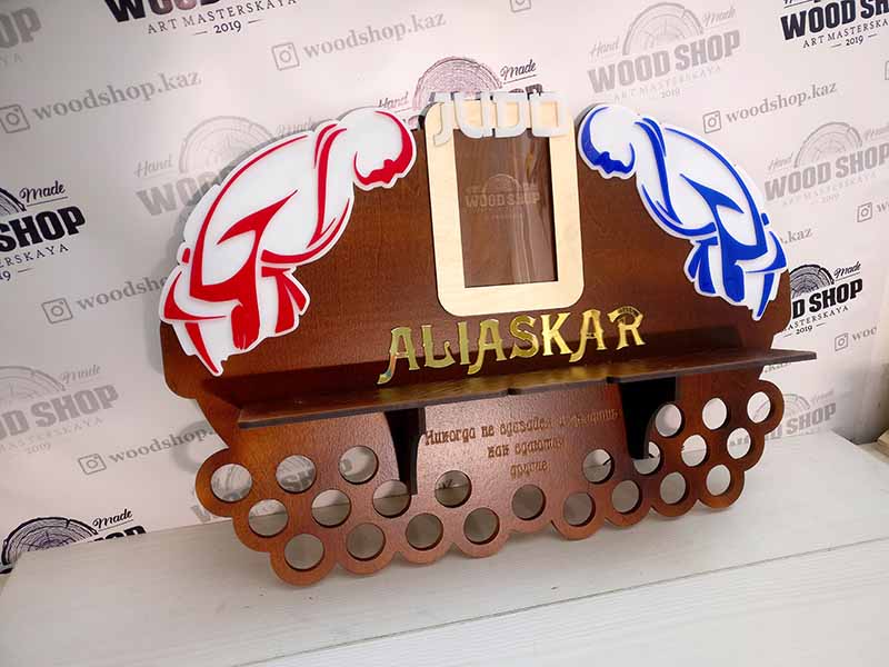 Медальница с полкой