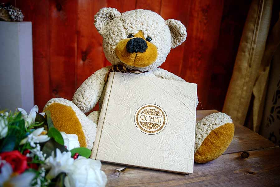 Фотокнига в коже с деревянной вставкой и гравировкой